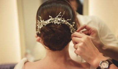 Coiffeuse à domicile pour coiffure cheveux attachés et chignon pour mariée à Montmerle-sur-Saône