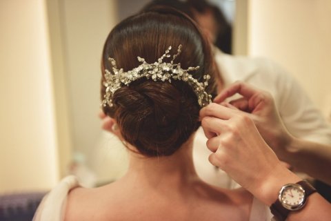 Coiffeuse à domicile pour coiffure cheveux attachés et chignon pour mariée à Montmerle-sur-Saône