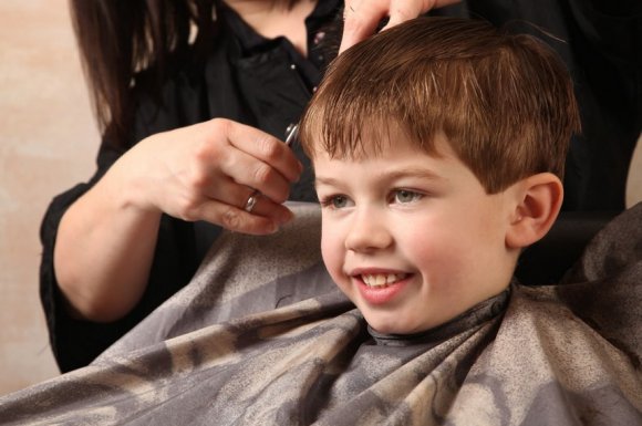 Coiffeuse à domicile pour coupe d'été garçon Montmerle‑sur‑Saône