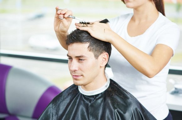 Coiffeuse à domicile pour coupe moderne homme Montmerle‑sur‑Saône