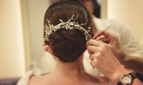 Coiffeuse à domicile pour coiffure cheveux attachés et chignon pour mariée à Montmerle-sur-Saône