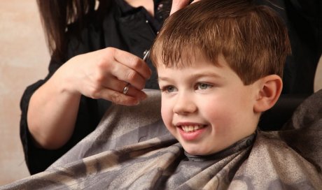 Coiffeuse à domicile pour coupe d'été garçon Montmerle‑sur‑Saône