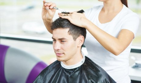 Coiffeuse à domicile pour coupe moderne homme Montmerle‑sur‑Saône